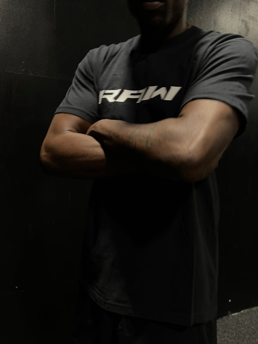 BROKEN RAW IMPACT TEE IN BLACK