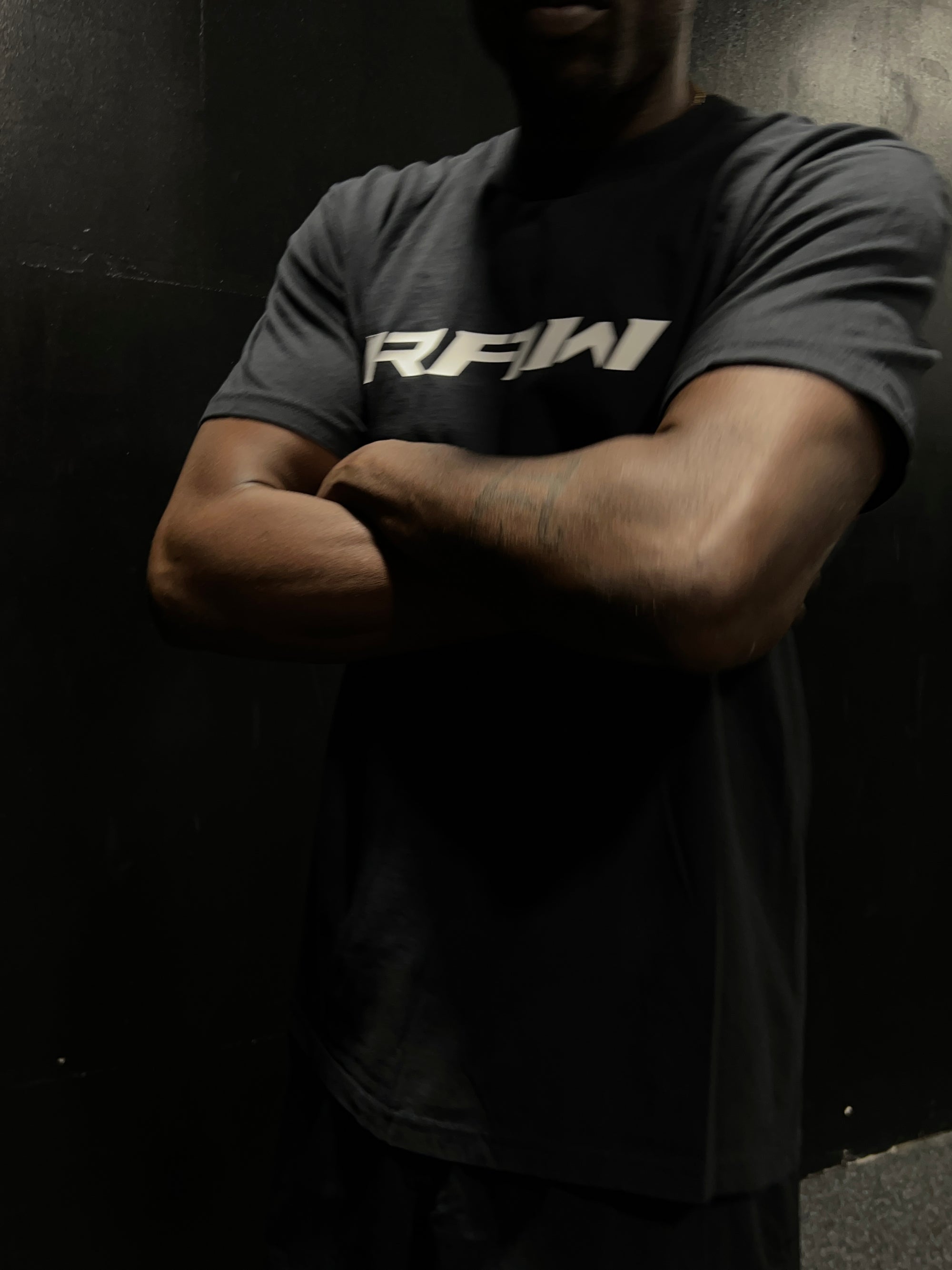 BROKEN RAW IMPACT TEE IN BLACK